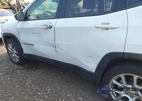 2022 Jeep Compass Latitude Lux 4X4 z USA, uszkodzony, nr VIN 3C4NJDFB5NT195364